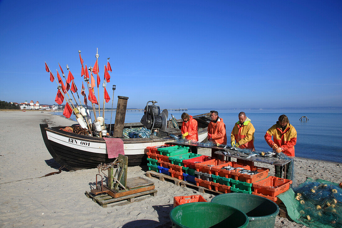 Fischer mit ihrem Fang und Fischerboot am Strand vom Ostseebad Binz, Insel Rügen, Ostsee, Mecklenburg Vorpommern, Deutschland, Europa