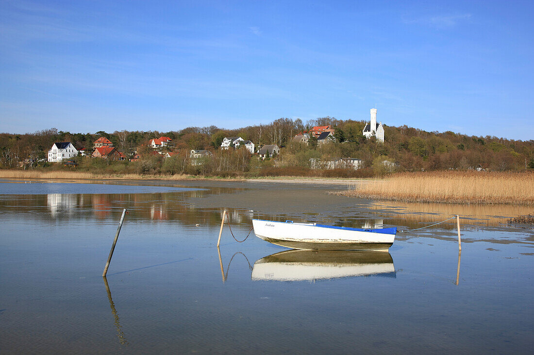 Blick auf Lietzow am Grossen Jasmunder Bodden, Insel Rügen, Ostsee, Mecklenburg Vorpommern, Deutschland, Europa