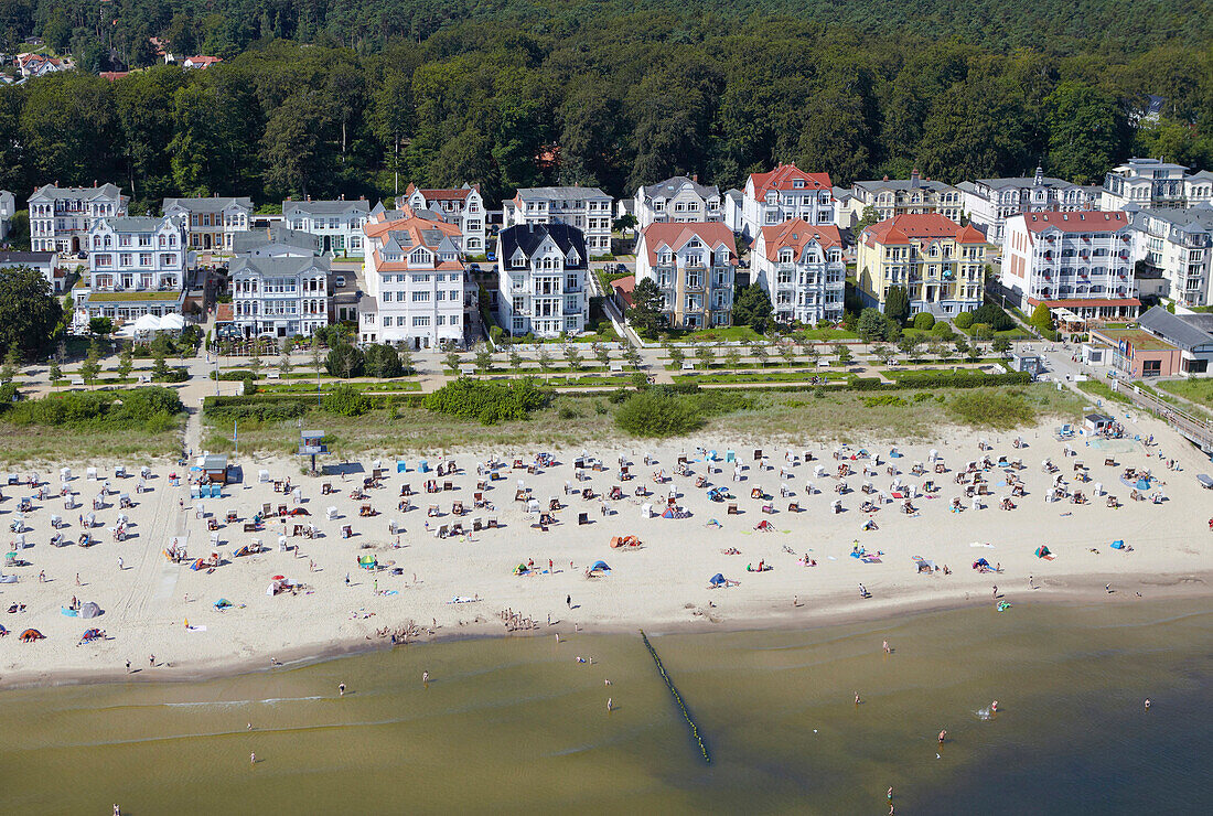 Strand und Bäderarchitektur im Ostseebad Bansin, Insel Usedom, Ostsee, Mecklenburg Vorpommern, Deutschland, Europa