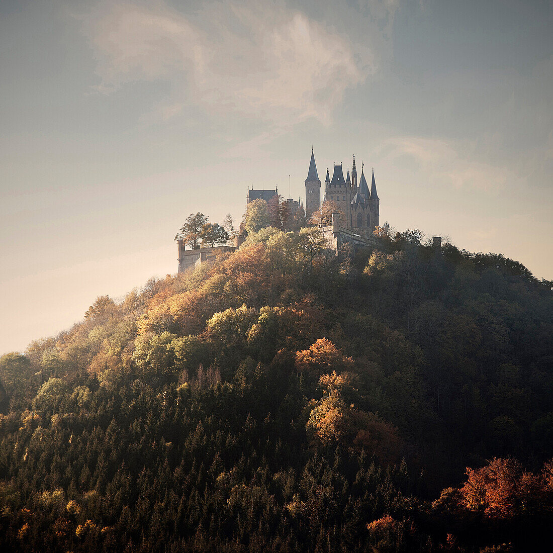 Burg Hohenzollern im Herbst im Abendlicht, Zollernalb, Schwäbische Alb, Baden-Württemberg, Deutschland, Europa