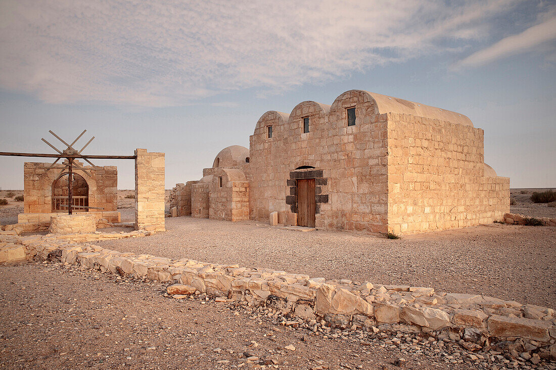 Wüstenschloss Qusair 'Amra unter Wolkenhimmel, UNESCO Weltkulturerbe, östliche Wüste, Jordanien, Naher Osten, Asien