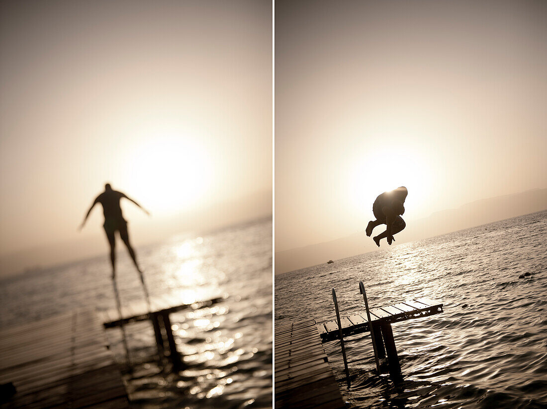 Jordanier springt bei Sonnenuntergang von einer Plattform ins Wasser, Golf von Akaba, Rotes Meer, Jordanien, Naher Osten, Asien