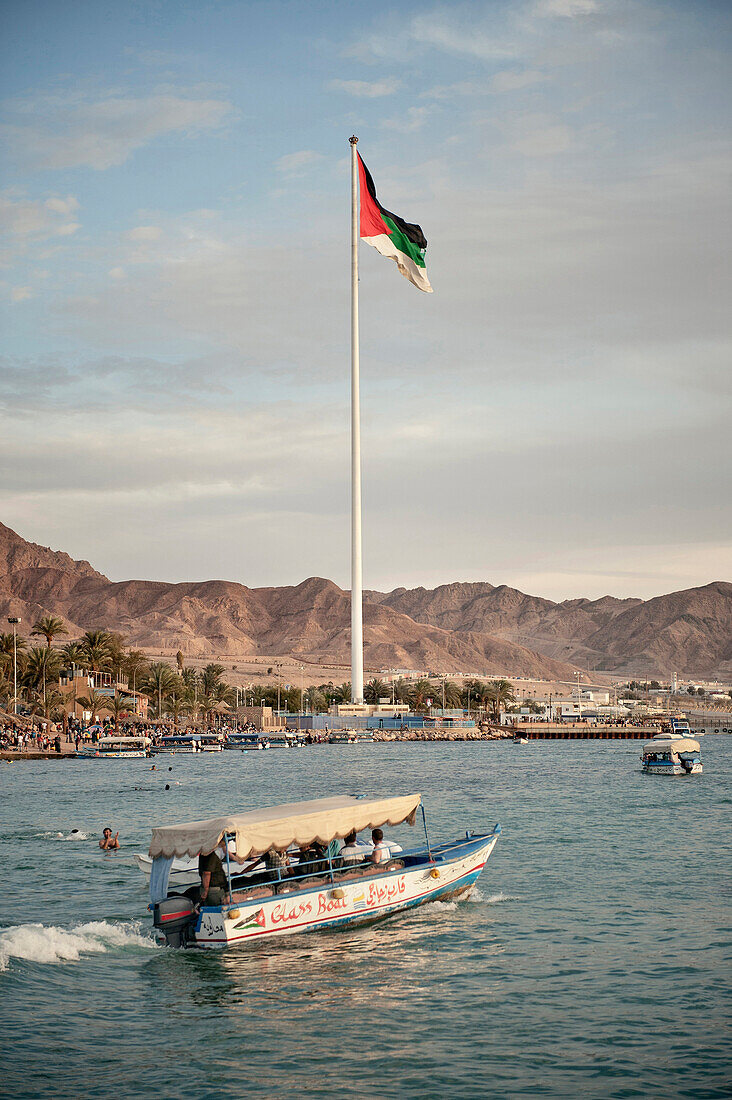 Jordanische Flagge und Glasboote am Golf von Akaba, Rotes Meer, Jordanien, Naher Osten, Asien