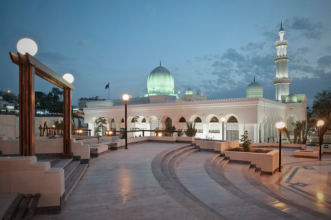 Beleuchtete Al Sharif Al Hussein bin Ali Moschee bei Nacht, Golf von Akaba, Rotes Meer, Jordanien, Naher Osten, Asien