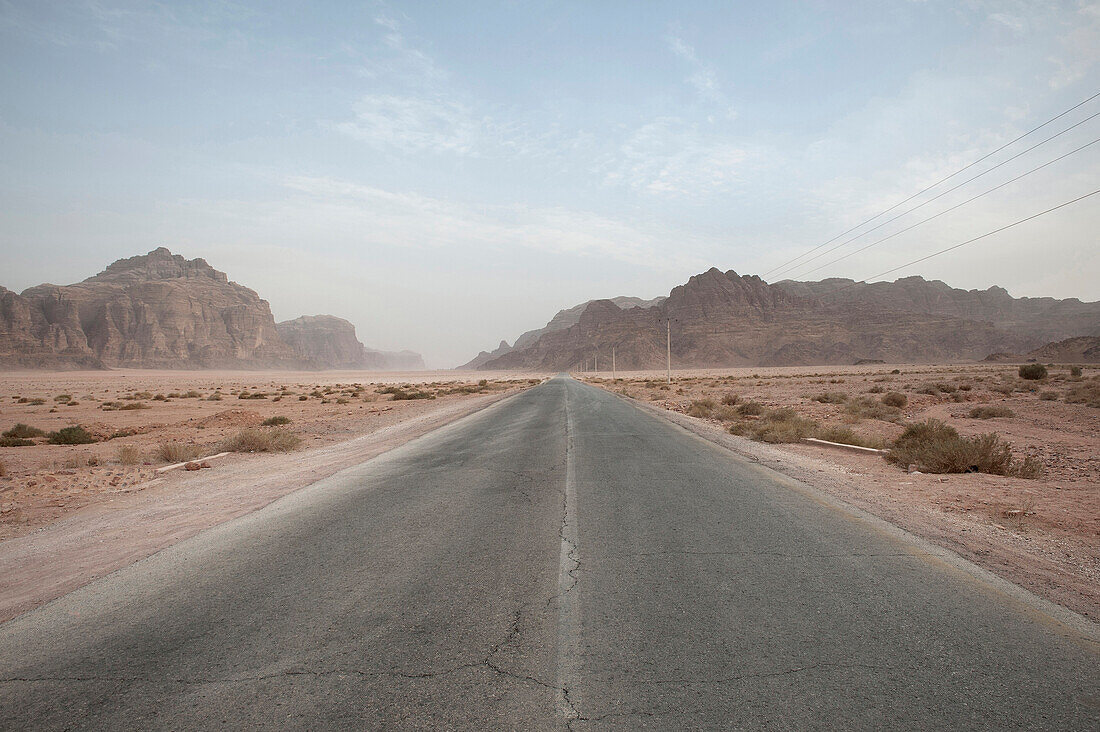 Leere Straße nach einem Sandsturm im Wadi Rum, Jordanien, Naher Osten, Asien