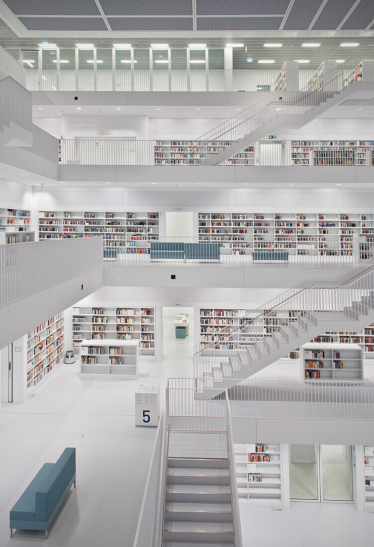 Innenraum der Neuen Stadtbibliothek Stuttgart, Baden-Württemberg, Deutschland, Europa