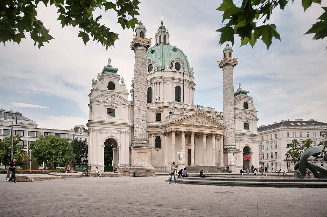 Blick auf die Karlskirche am Karlsplatz, Wien, Österreich, Europa