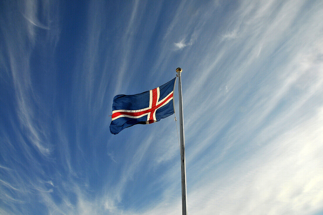 Isländische Flagge unter Wolkenhimmel, Island, Europa