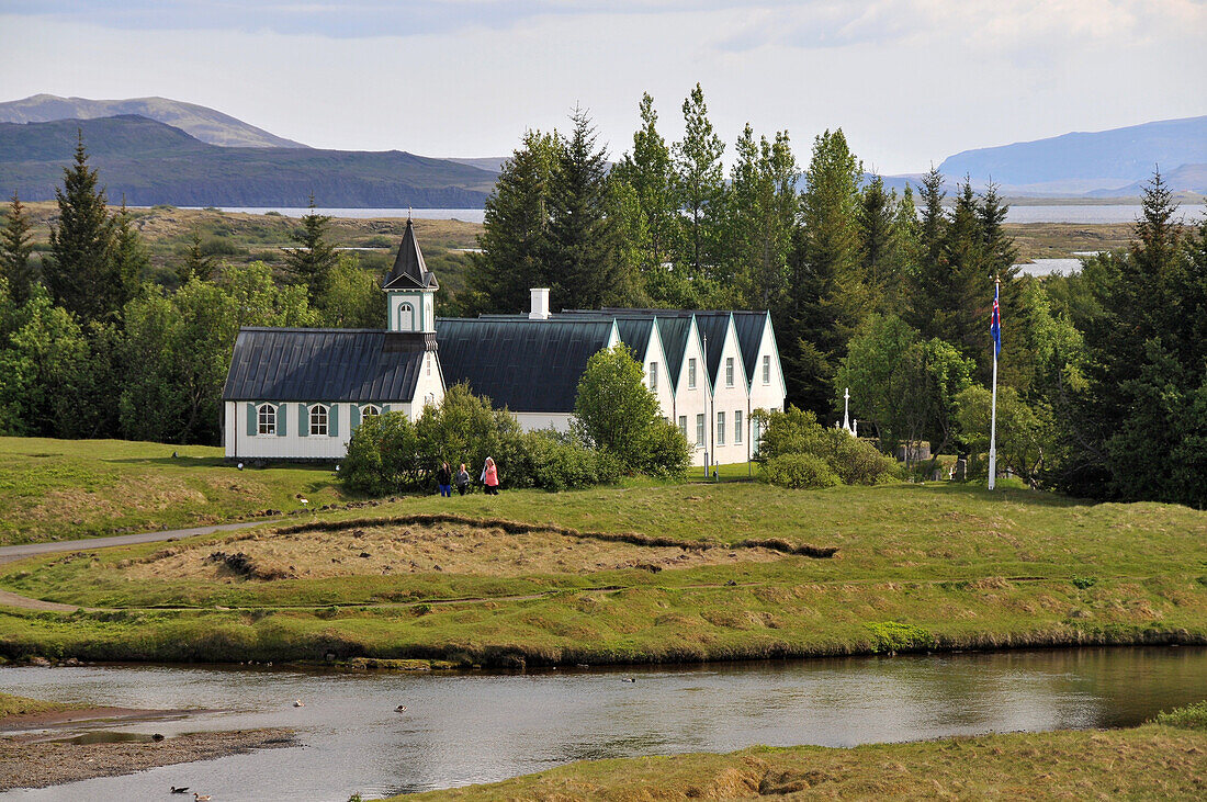 Kirche und Häuser in Pingvellir am Goldenen Zirkel, Island, Europa