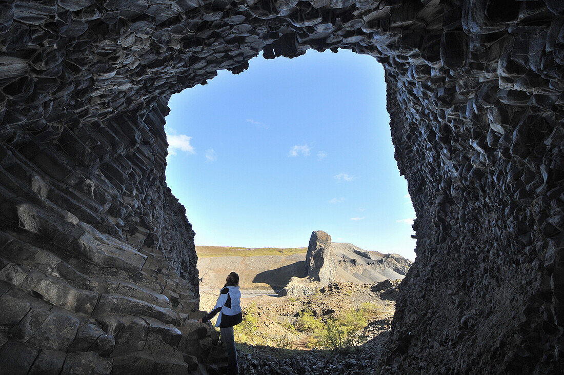 Frau betrachtet Lavarosette, Nationalpark Jokulsargljufur, Pjodgardur, Nordurland eystra, Island