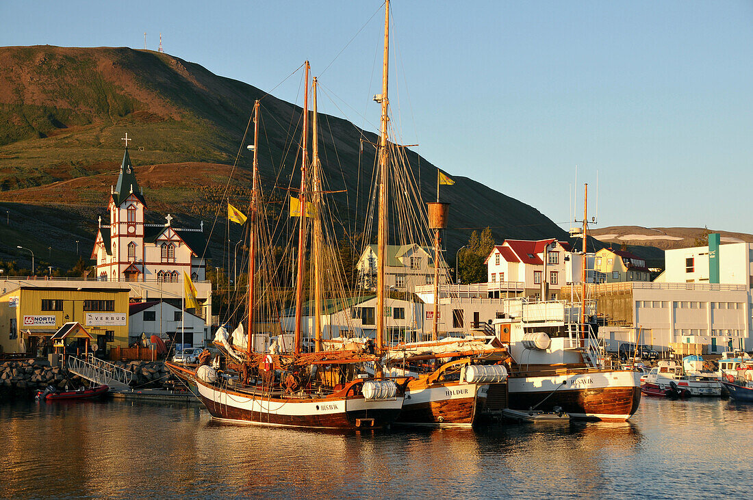 Segelboote im Hafen, Husavik, Nord Island, Europa