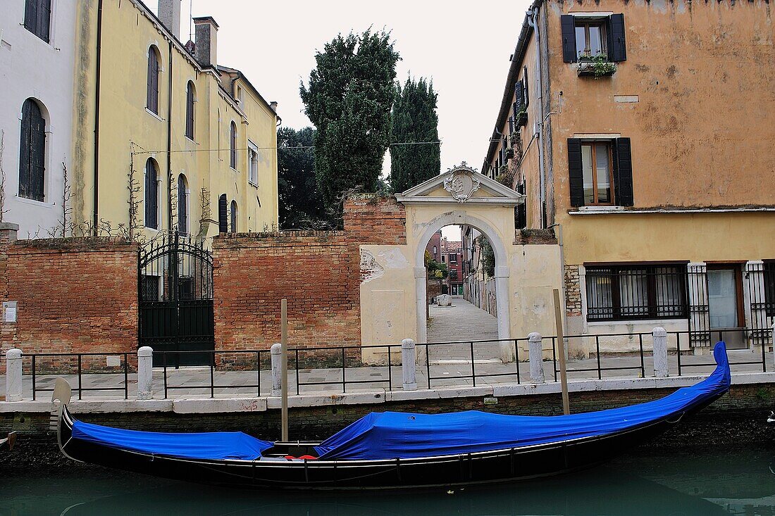 Italy, Venice, City center, Channel(Canal), Bridge(Deck), Alley