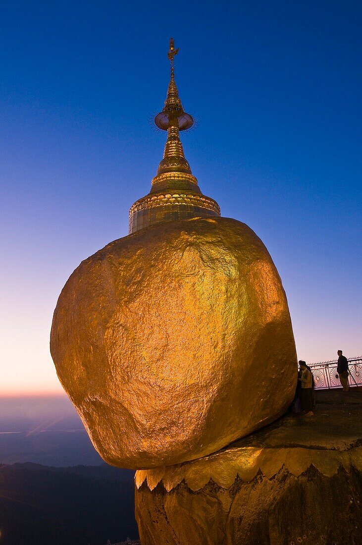 Myanmar (Burma), Môn State, Kyaiktiyo, Golden Rock, with the paya Shwedagon of Yangon and the paya Mahamuni of Mandalay, this Buddhsit site is one of the most revered in Myanmar, on the top of Kyaikto Mount (1100 meters high), this rock of 611,45 tons top