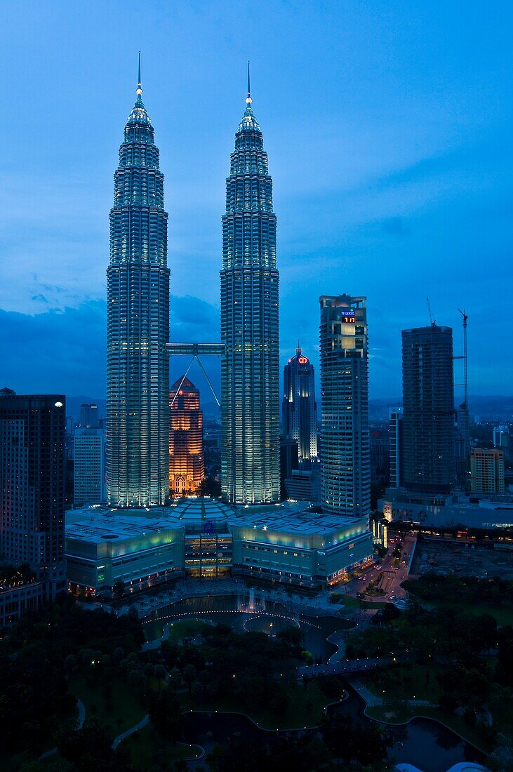 Malasia, Kuala Lumpur, the Petronas Tours designed by the architect Cesar Pelli shelter the Petronas Society, the bigest petrol Malasian company, more than 1 million m2 of shops and entertainment places, a concert hall, a mosque and a multimedia conferenc