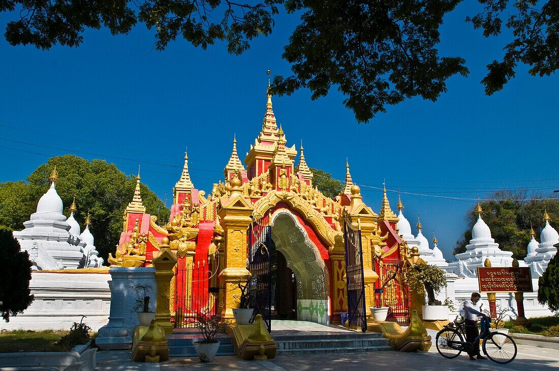 'Myanmar (Burma), Mandalay State, Mandalay, Kuthodaw Pagoda nicknamed ''the bigest book of the world'' because of the 729 marble steles surrounding it'