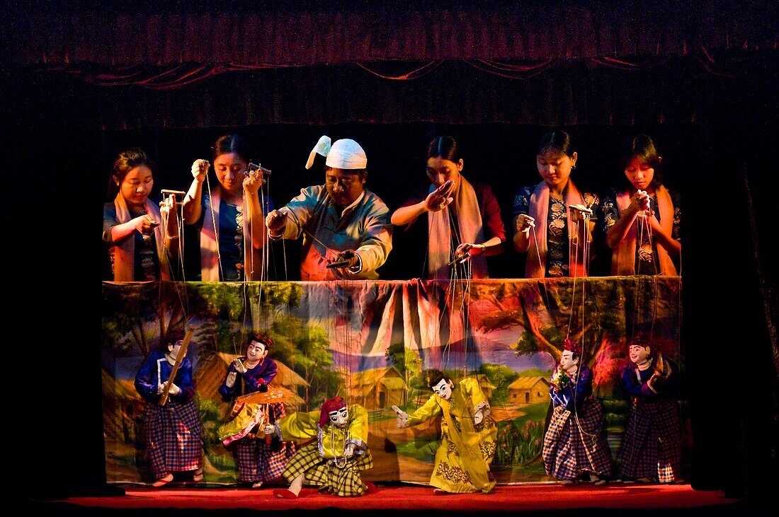 Myanmar (Burma), Mandalay State, Mandalay, Mandaly Puppets, actors operating puppets on stage to play the Zat Pwe legends(buddhic jataka) and Yamazat legends (from the indian Ramayana)