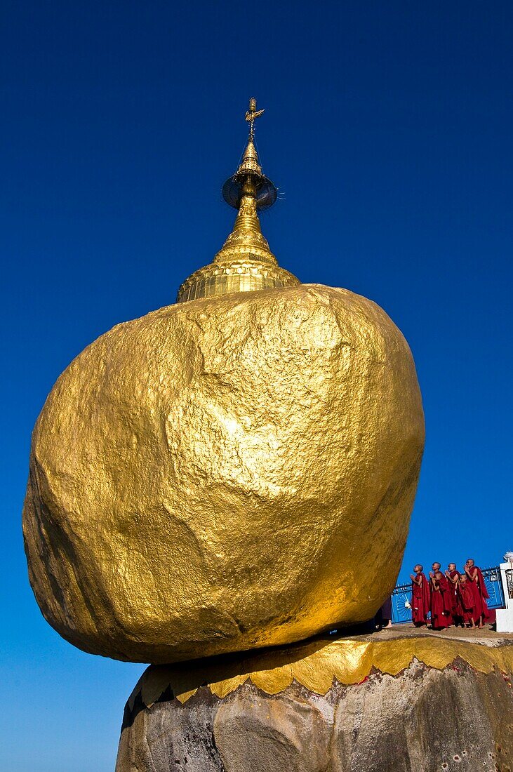 Myanmar (Burma), Môn State, Kyaiktiyo, Golden Rock, with the paya Shwedagon of Yangon and the paya Mahamuni of Mandalay, this Buddhsit site is one of the most revered in Myanmar, on the top of Kyaikto Mount (1100 meters high), this rock of 611,45 tons top