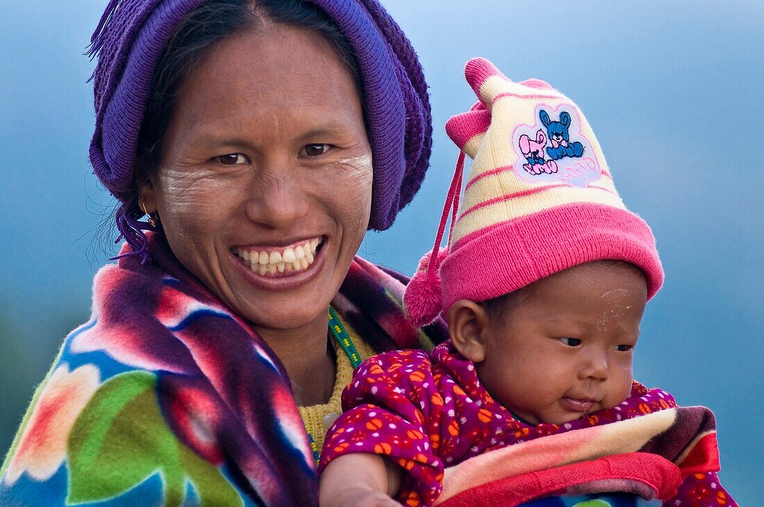 Myanmar (Burma), Sagaing State, Leshi, Thentei and her last child Tingzanb
