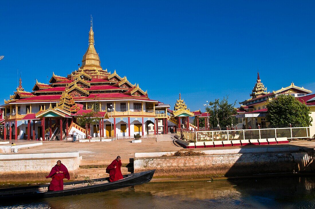 Myanmar (Burma), Shan State, Inle Lake, village of Nam Hu, the Paung Daw Oo Pagoda, the most sacred religious site of the state of Shan
