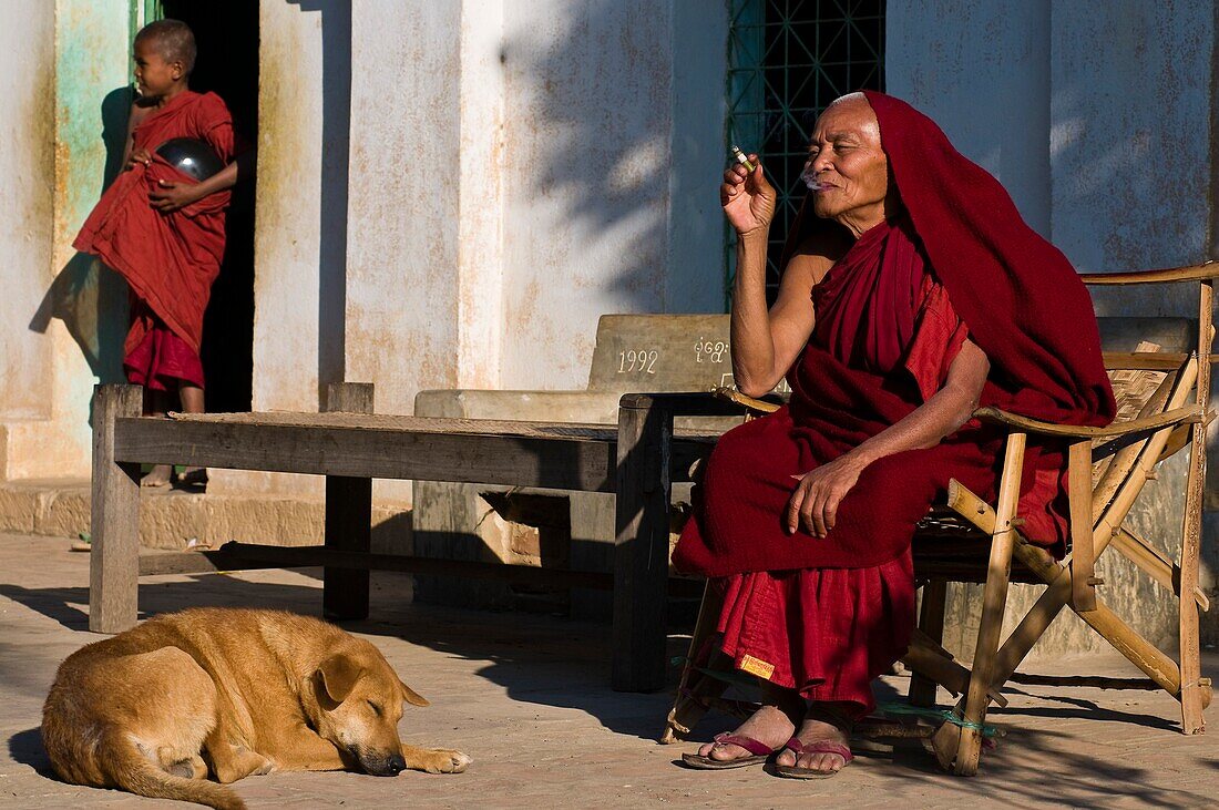 Myanmar (Burma), Sagaing State, Po Win Daung, Shwe Ba Htaung temple, the monk U Kay Sa Ya with other bonzes of the monastery