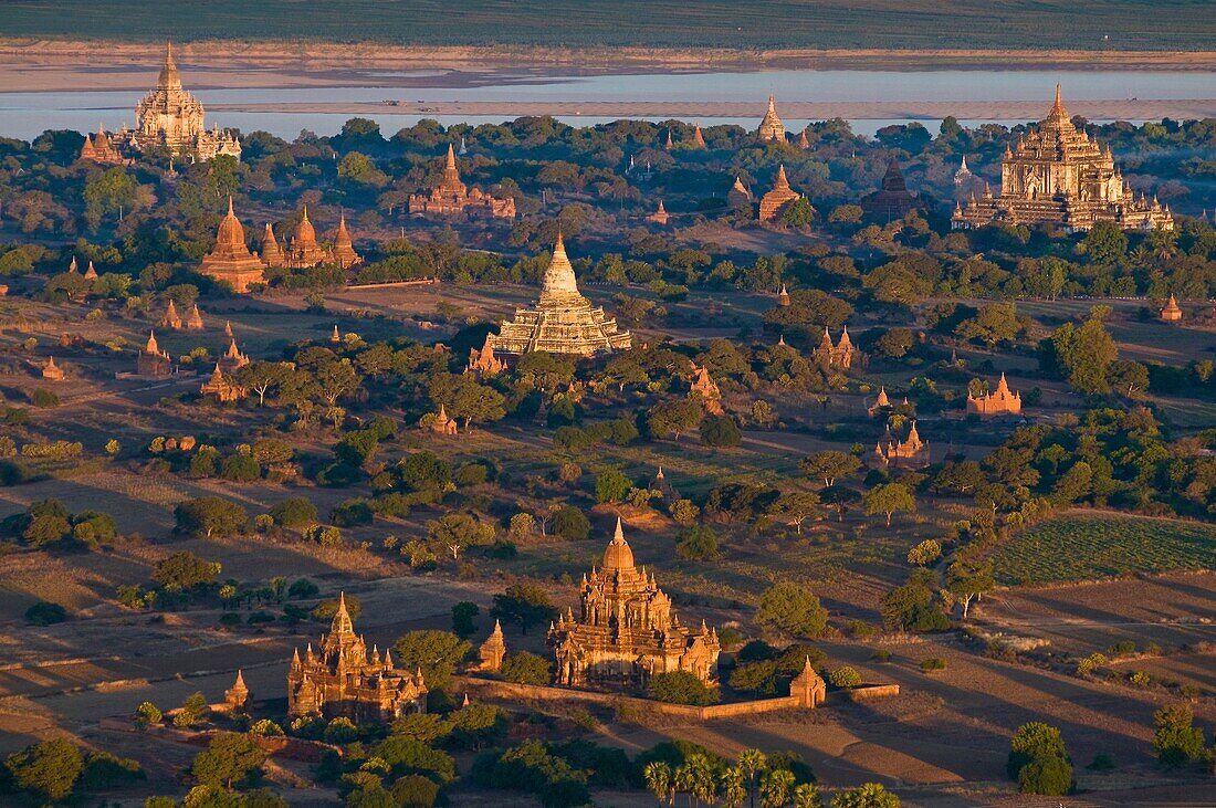 Myanmar (Burma), Mandalay State, Bagan (Pagan), view from an hot-air balloon, Shwesandaw Pagoda (Paya Shwesandaw, end of 11th), Thatbyinnyu Temple (Pahto Thatbyinnyu, middle of 12th) and Gawdawpalin Temple (Pahto Gawdawpalin, end 12th-beginning 13th)