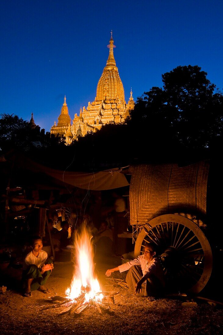 Myanmar (Burma), Mandalay State, Bagan (Pagan), Old Bagan, Ananda Temple (Pahto Ananda, beginning 12th), the day of Pyatho full moon (december/january) starts the Ananda festival gathering thousands of pilgrims like Daw Pieak and her friend Ku