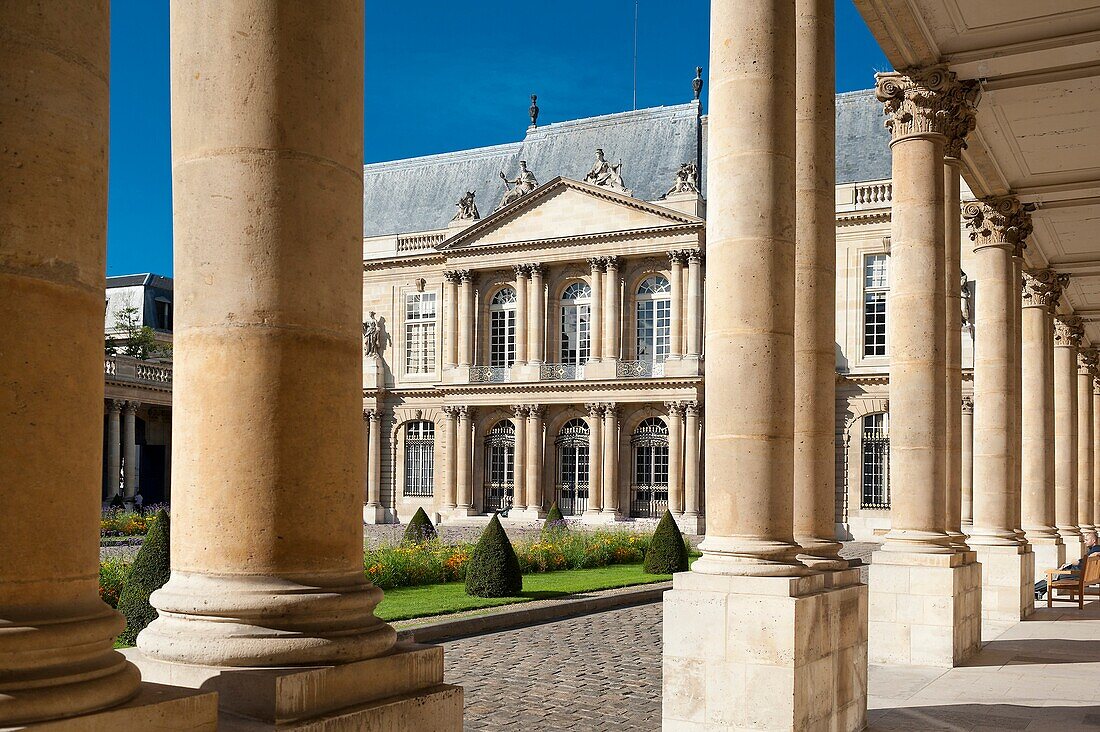 PARIS -  THE MARAIS DISTRICT - HOTEL OF SOUBISE : COLUMNS OF THE PERISTYLE AND THE COURTYARD