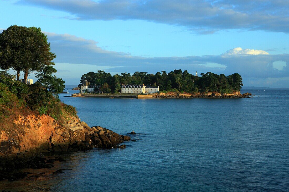France, Finistère (29), Douarnenez, Tristan Island is located in the Bay of Douarnenez, opposite the Port Rhu, views from the coastal path