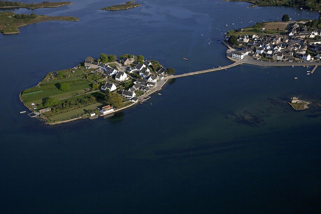 France, Morbihan (56), St. Cado, island by a causeway linking Belz, the Ria of Etel, (aerial photo)