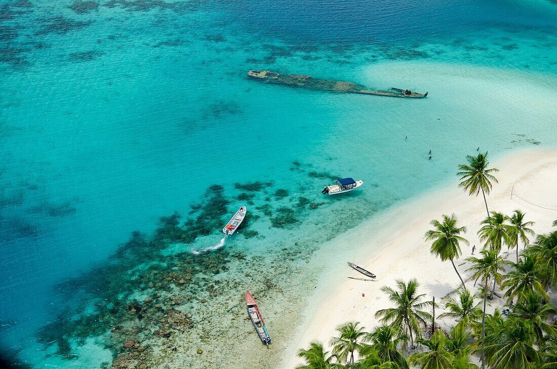 Boats at the beach in Kuna Yala  San Blas archipelago, Caribbean, Panama, Central America