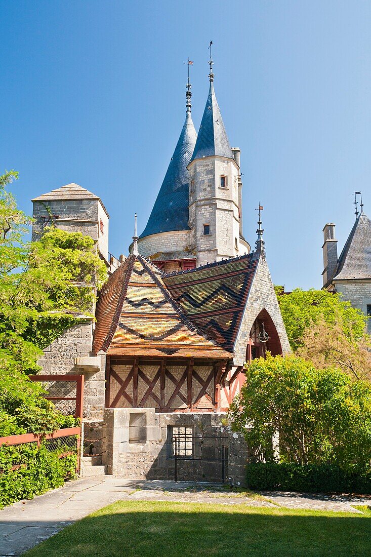 architecture , building , Burgundy , castle , color image , day , Europe , France , La Rochepot , mansion , outdoor , residence , vertical , V04-1535641 , AGEFOTOSTOCK 