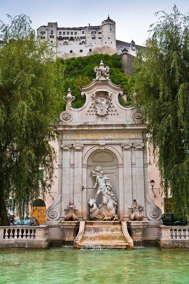 architecture , Austria , building , color image , day , Europe , fortification , fortress , fountain , heritage , historic , neptunbrunnen , Neptune , outdoor , Salzburg , vertical , V04-1554463 , AGEFOTOSTOCK 