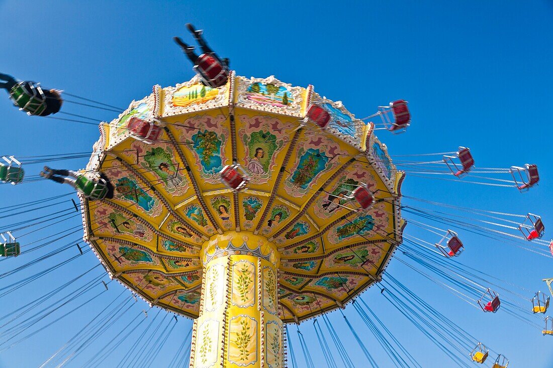 Aussen , Blau , Bremen , Deutschland , Europa , Farbe , Freimarkt , Geschwindigkeit , Himmel , Horizontal , Kettenkarussell , Tag , Vergnügen , V04-1585409 , AGEFOTOSTOCK 