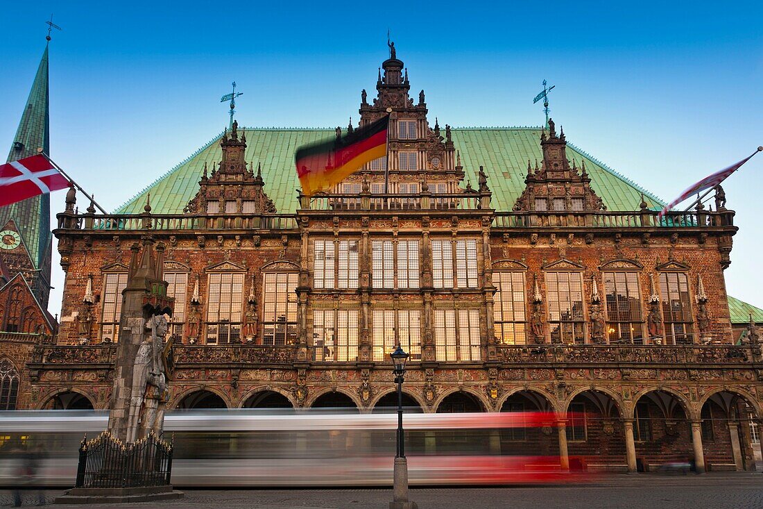 architecture , Bremen , building , Europe , Germany , heritage , historic , history , horizontal , market-square , town hall , traffic , transport , V04-1589817 , AGEFOTOSTOCK 