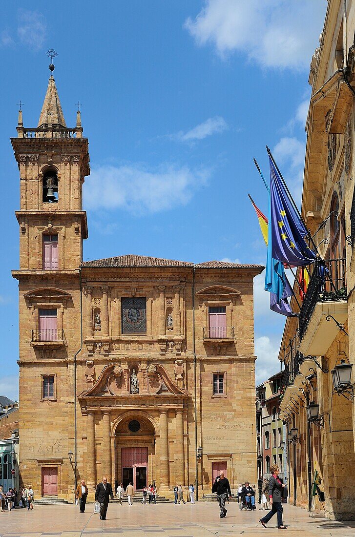 Spain, Asturias, Oviedo, Plaza de la Constitucion and church of San Isidoro