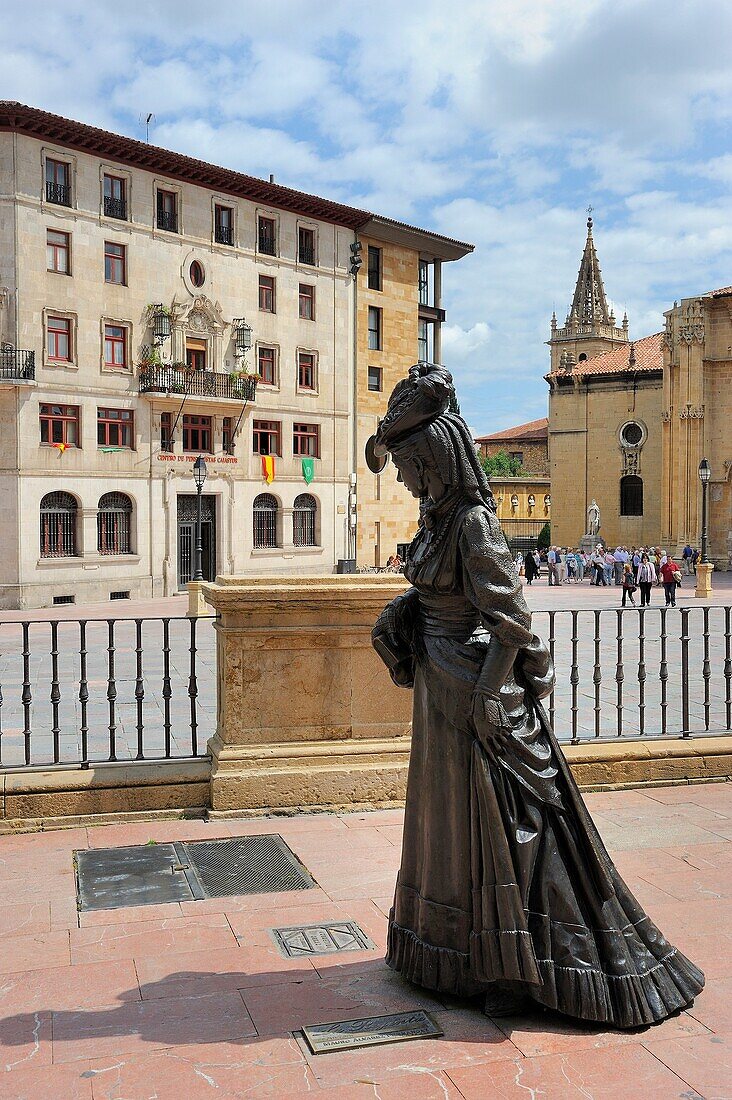 Spain, Asturias, Oviedo, Square Alfonso II El Casto, Statue of ´La Regenta´, character of the famous novel written by Leopoldo Alas Clarin