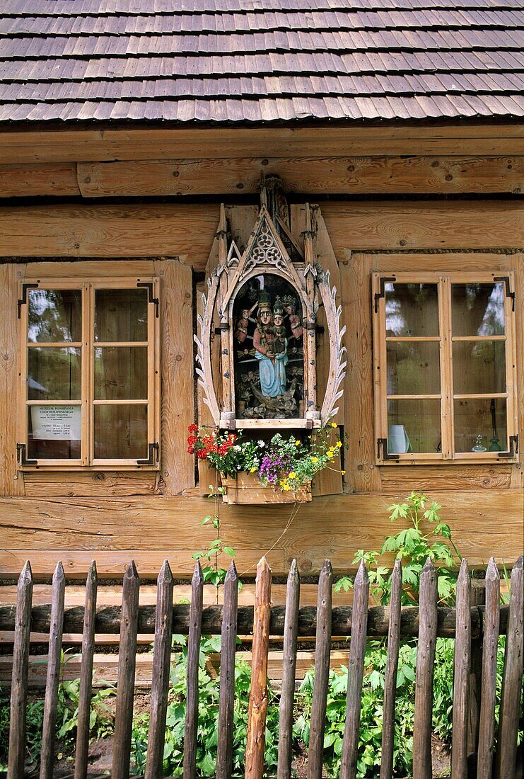 Poland, Zakopane region, Chocholow, Sculpted Virgin and child