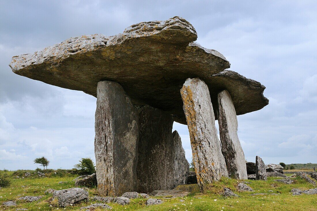 Ireland, County Clare, The Burren, Poulnabrone dolmen 4200 BC to 2900 BC