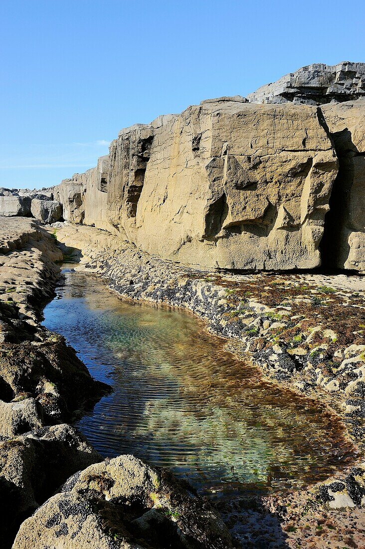 Ireland, County Galway, Aran Islands, Inishmore, Seawater pool near Poll na Bleist