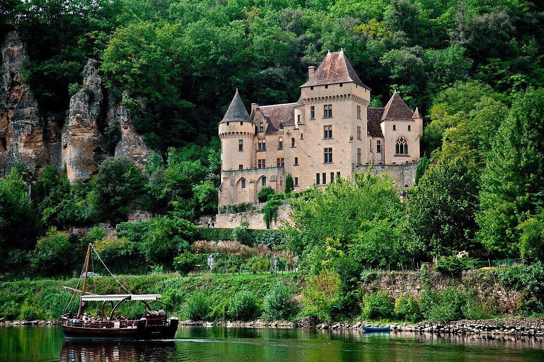 View of La Roque-Gagac village and Dordogne river, Dordogne Valley, Aquitaine, France
