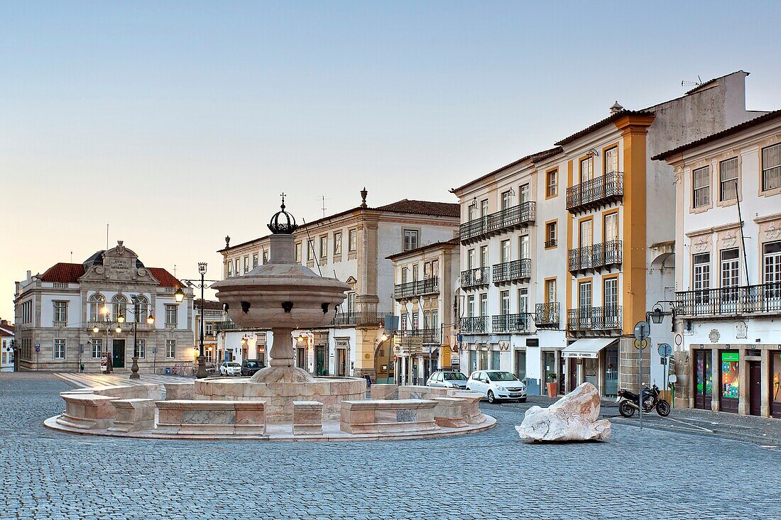 Fountain of the Giraldo Square, Evora, Alentejo, Portugal, Europe