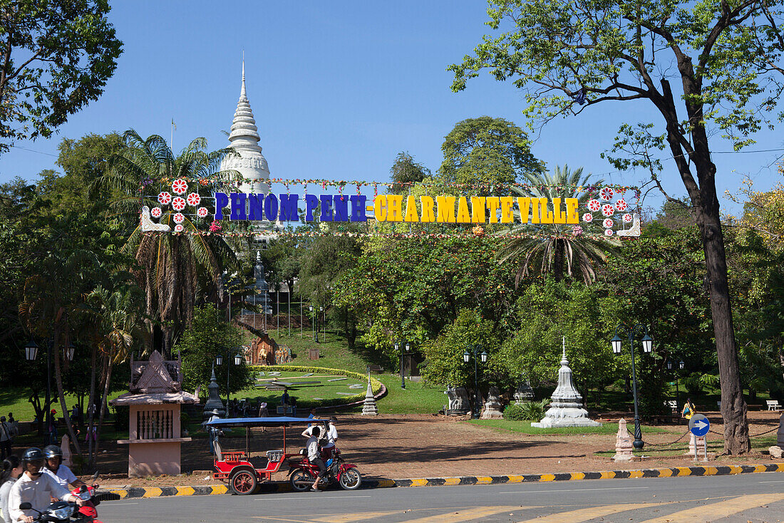 Rikscha Taxi vor der Stupa des Wat Phnom, Phnom Penh, Hauptstadt von Kambodscha, Asien