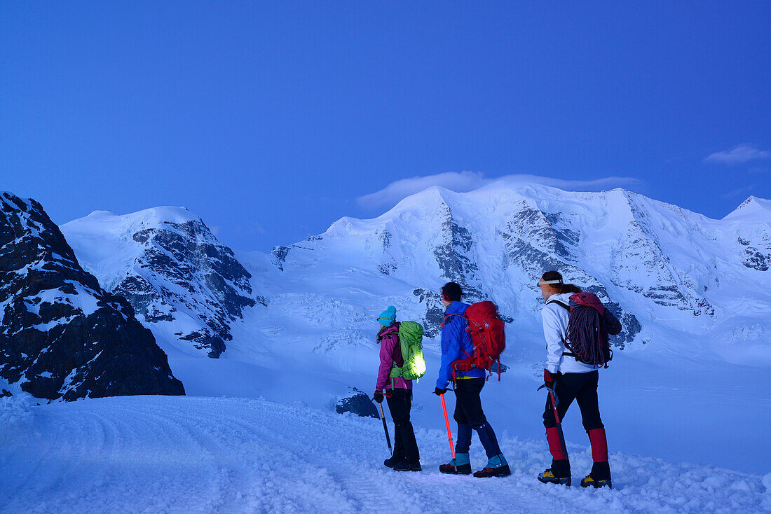 Drei Bergsteiger gehen auf Piz Palü zu, Diavolezza, Graubünden, Schweiz