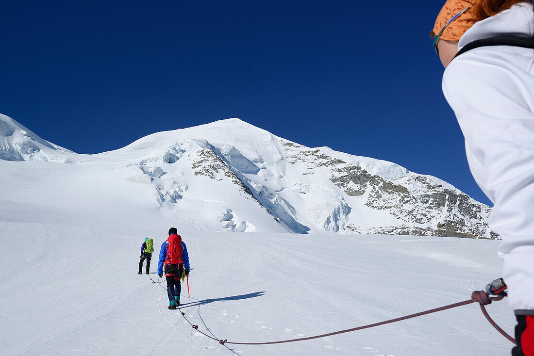 Drei Bergsteiger steigen zum Piz Palü auf, Graubünden, Schweiz