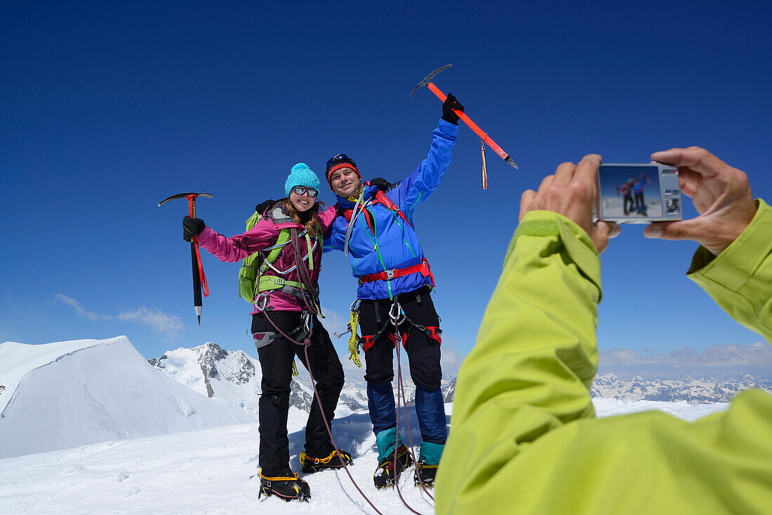 Zwei Bergsteiger posieren am Gipfel des Piz Palü für ein Foto, Graubünden, Schweiz