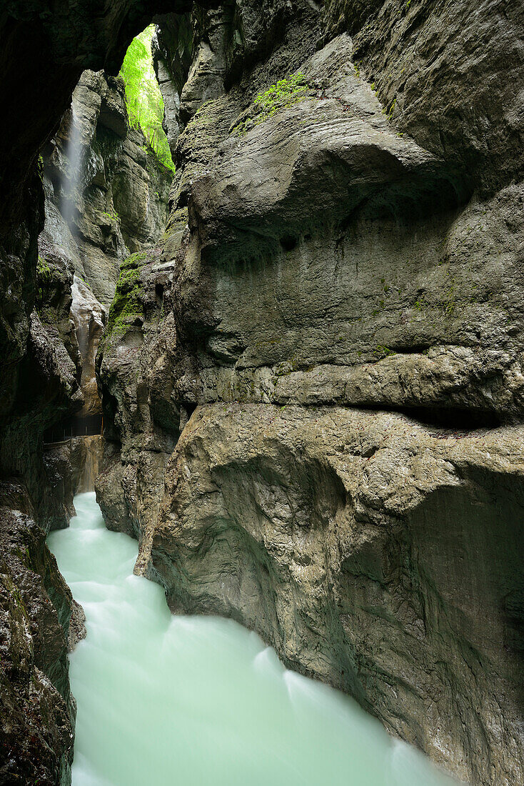 Gebirgsbach Partnach fließt durch Felsenklamm, Partnachklamm, Garmisch, Wettersteingebirge, Oberbayern, Bayern, Deutschland