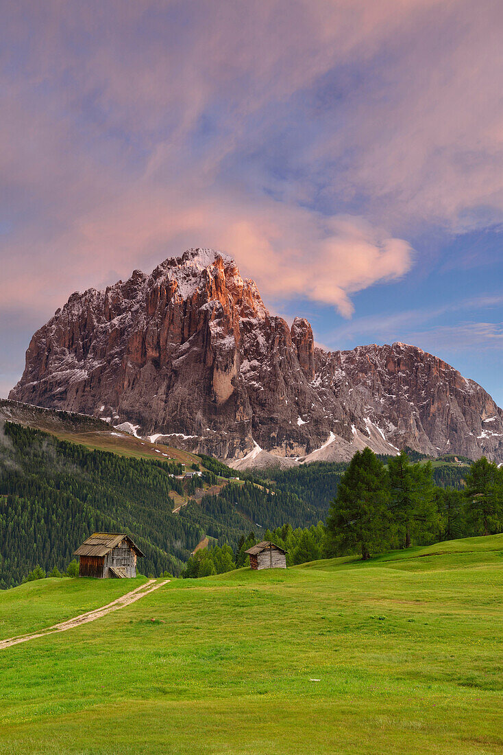Almstadel vor Langkofelstock im letzten Licht, Grödnertal, Dolomiten, UNESCO Weltnaturerbe Dolomiten, Südtirol, Italien