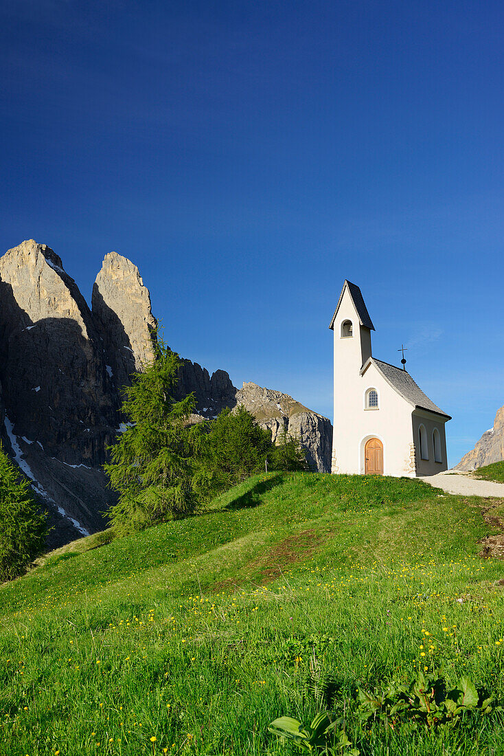 Kapelle vor Felstürmen der Sellagruppe, Sella, Dolomiten, UNESCO Weltnaturerbe Dolomiten, Südtirol, Italien