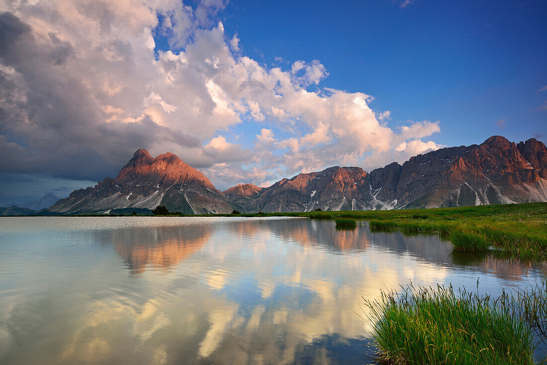 Peitlerkofel spiegelt sich in Bergsee, Würzjoch, Dolomiten, UNESCO Weltnaturerbe Dolomiten, Südtirol, Italien