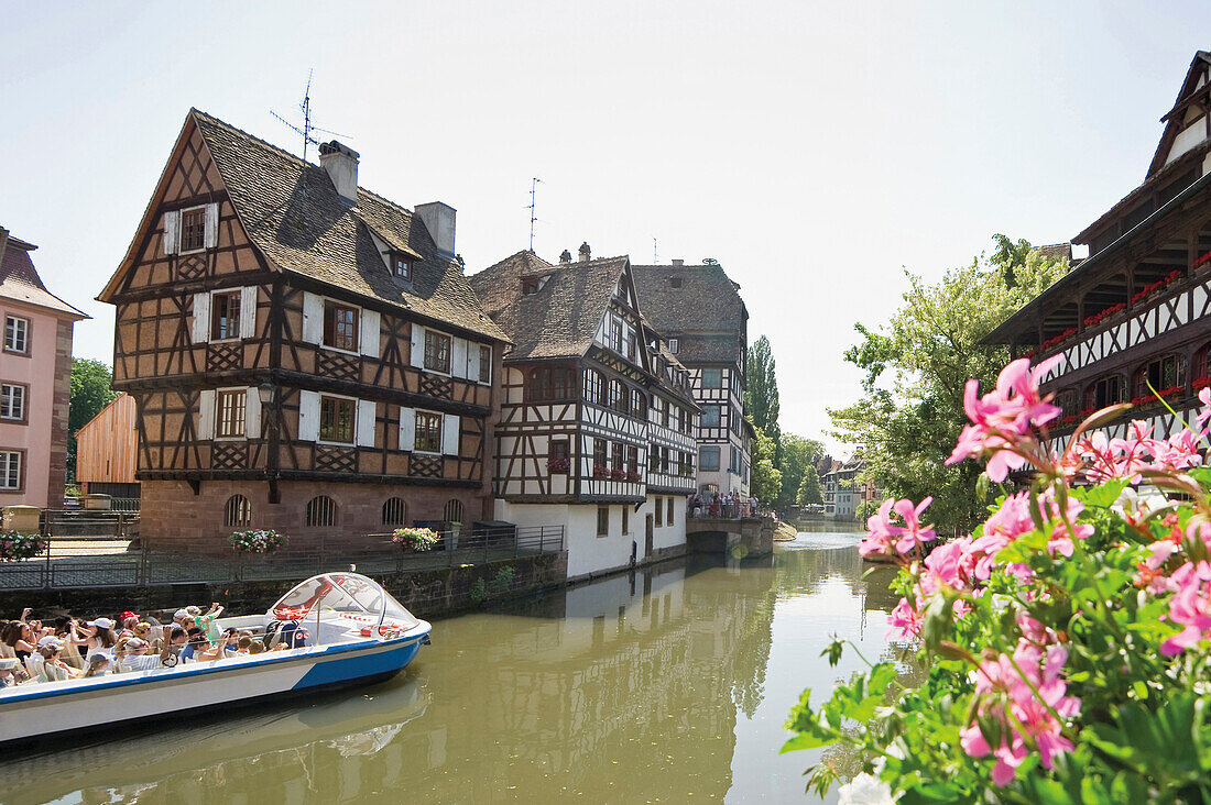 Ausflugsboot auf dem Fluß, Petite France, Straßburg, Elsass, Frankreich